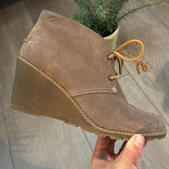 BRAND NEW SPERRY TOP SIDER WOMENS STELLA PROW ANKLE BOOTIE SUEDE TAN SIZE 9 - Picture 3 of 9